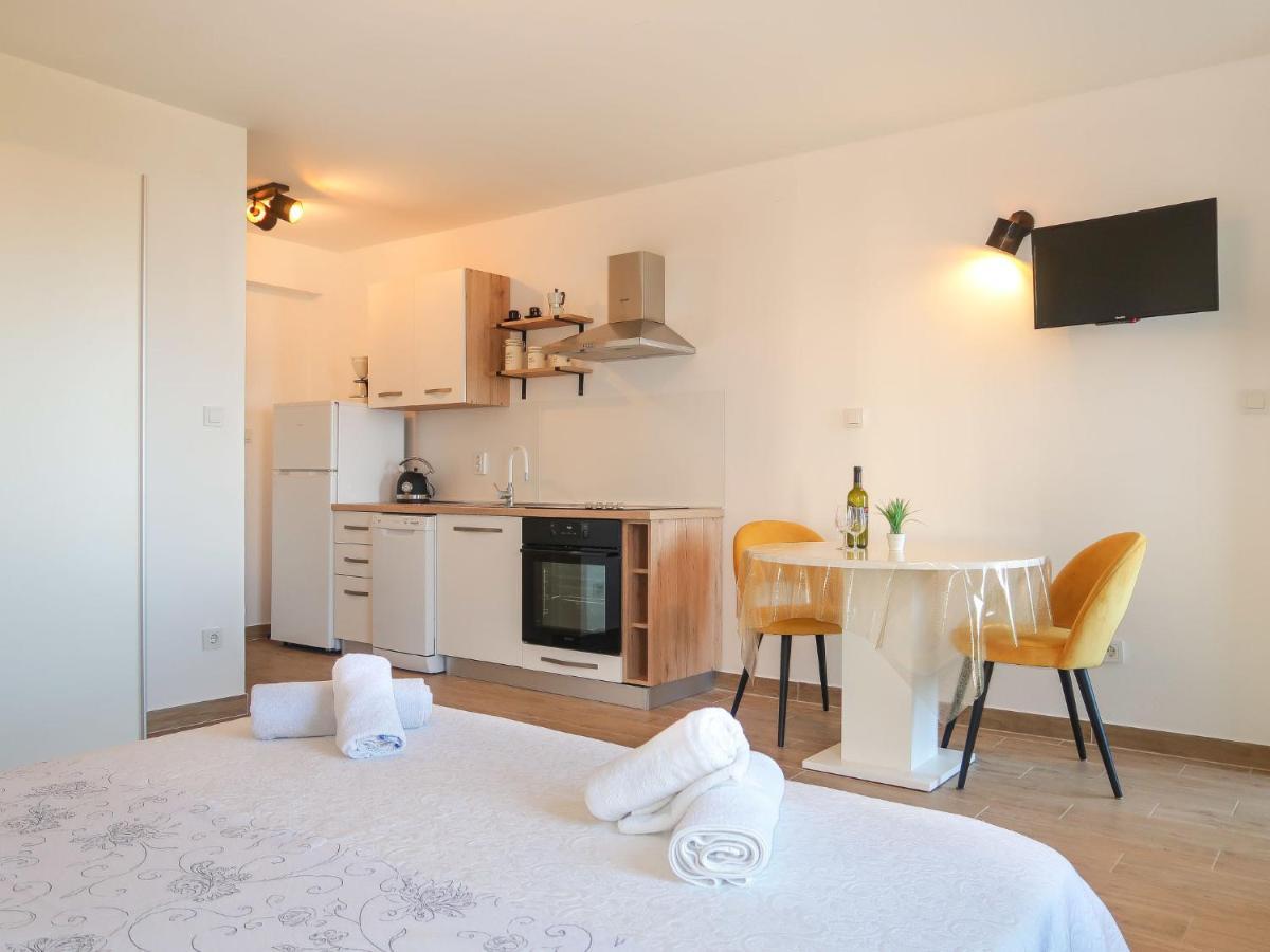 Apartment Marija - VRB100 Vrbnik  Buitenkant foto